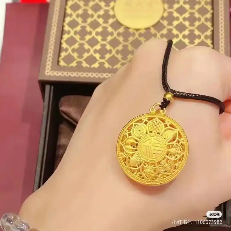 这款吊坠以莲花福字为主要设计祈求能来带福运及好事连连的美好寓意