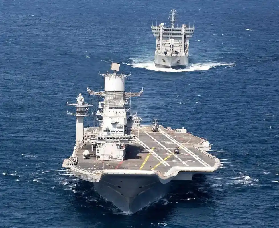 印度海军超日王号航空母舰舰岛的位置,一个字绝.