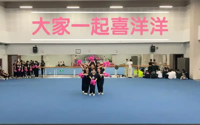 幼师二级轻器械健美操大家一起喜洋洋队形编排