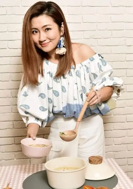 童年女星容颜恢复!整容后不见烧伤痕迹,selina终于美回来