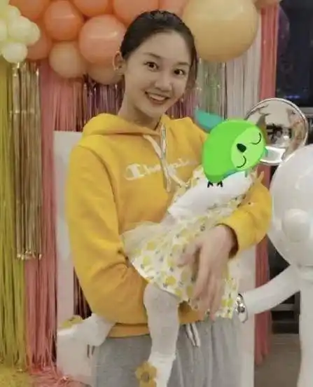 郑恺苗苗甜蜜感爆棚,女儿过百天亲密相依,女儿袜子上嵌花朵_郑恺和