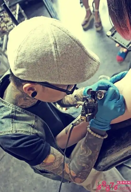 帅哥纹身师手臂纹身现场