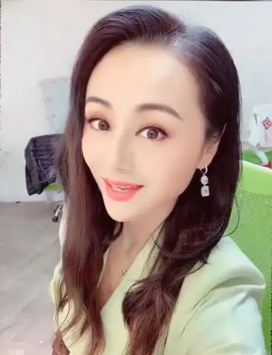 昔日主持一姐曹颖近照,现如今她成功减肥,瘦成锥子脸判若两人!