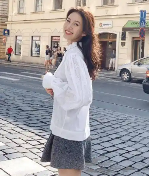 瞧瞧张子萱穿上芭比粉袜的腿,哪像俩孩子的妈_身材_样子_剪裁