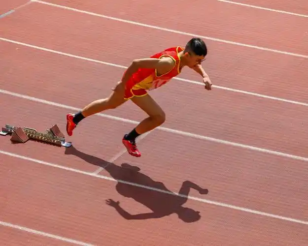 2021年4月29日,重庆陆军军医大学运动会上,田径运动员400米起跑瞬间.