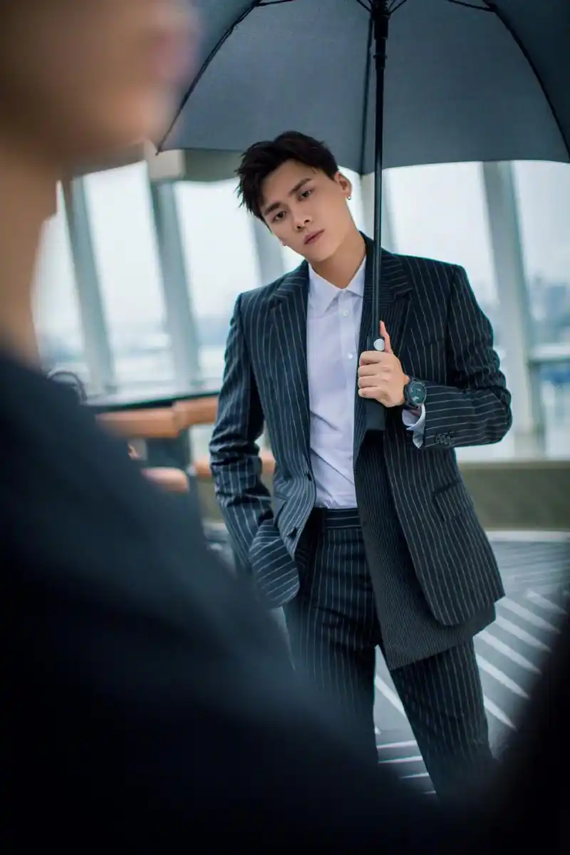 > 李易峰条纹西装帅气写真图片(7/13)