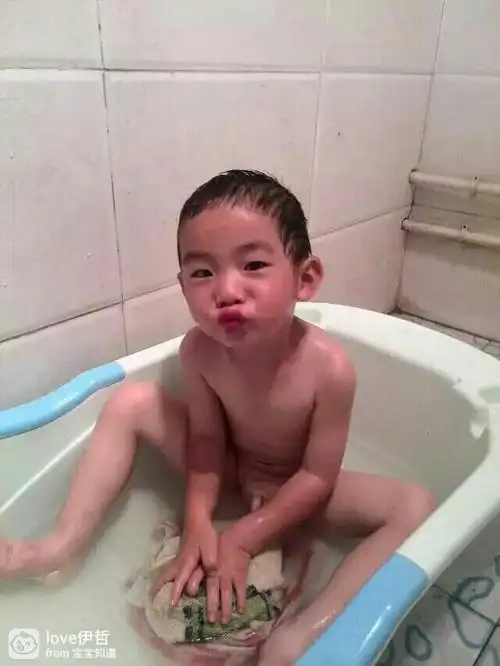 儿子说:妈妈不要出声,嘘嘘嘘嘘,不要让粑粑找到我们!