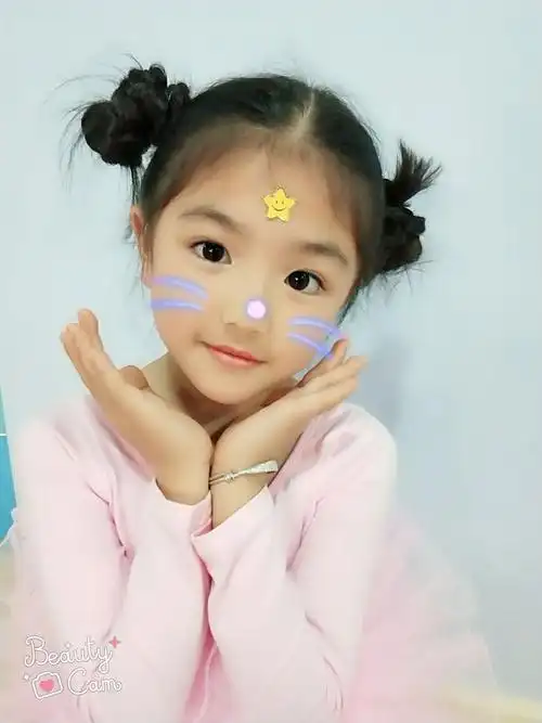 扎着两个小丸子头的盈睿小可爱