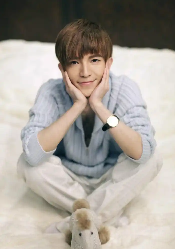 自2002年郭敬明发表第一部个人短篇作品集《爱与痛的边缘》以来,一直