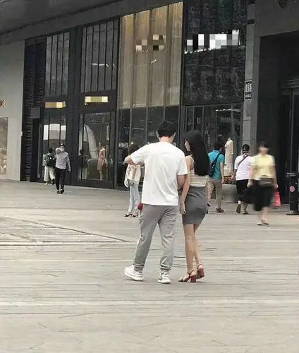 王思聪与豆得儿手牵手逛街 网友调侃难道好事将近?