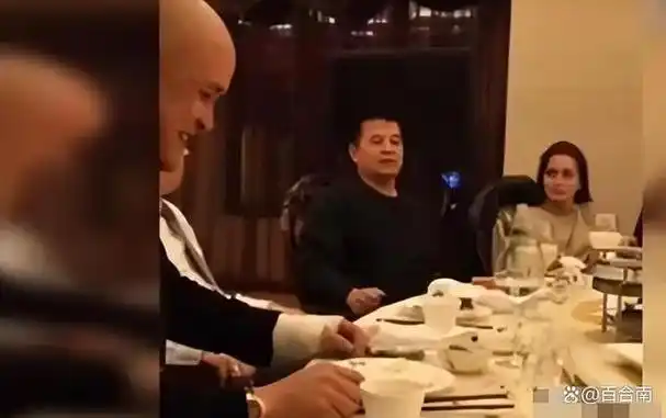 64岁毕福剑陋居农村,戴草帽锄地,吃力修三轮,现状太凄凉