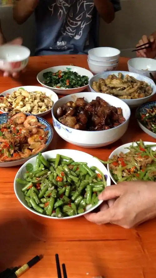 一大家子吃饭好热闹啊