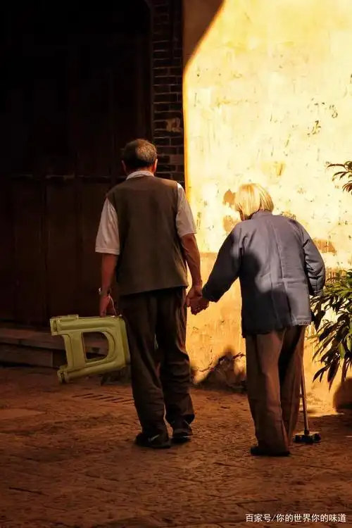 真正的爱是一辈子,是在余生的时光里,相互牵手相伴到老.