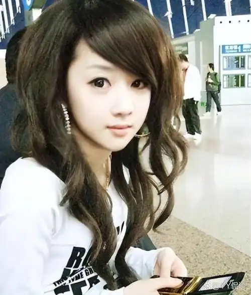 曾经火爆qq空间的非主流女神程琳,算是网红鼻祖了吧,虽然现在也在直播