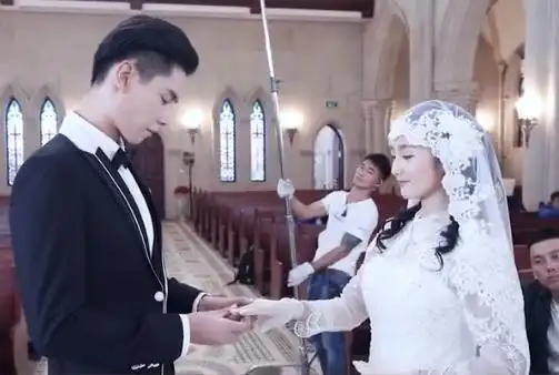 张云龙花絮中问:你结过婚?胡一天回答含糊,后期慌忙解释太硬核