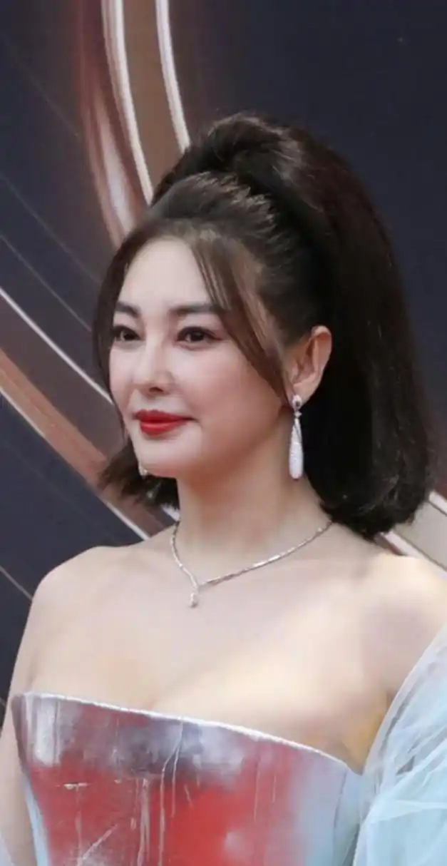 明星果然胖着玩玩,张雨绮微博之夜还是图1的样子,现在变成图2图3这样