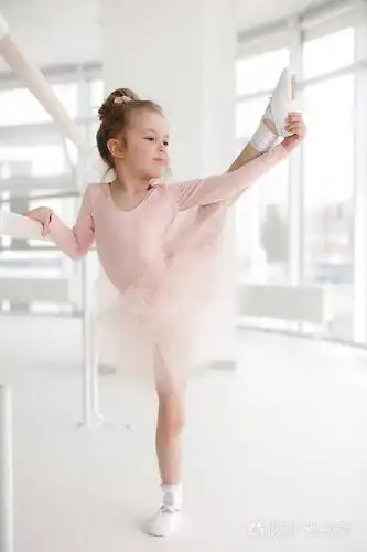 可爱的孩子在白色的工作室里跳古典芭蕾. 孩子们跳舞. 孩子们表演.