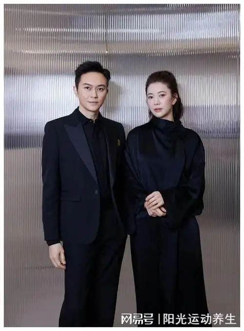 张智霖街头尴尬瞬间!500万跑车打不开车盖,竟找老婆帮忙