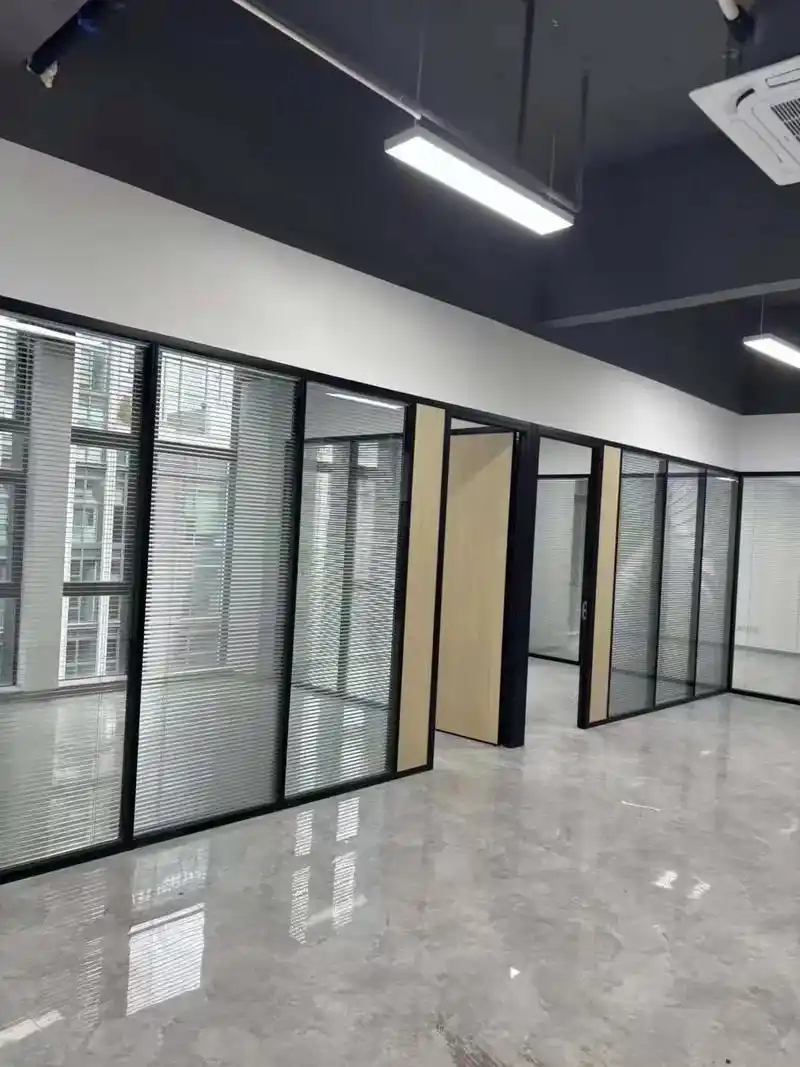 办公室双玻百叶隔断,220平方可用.品牌是高隔间玻璃隔断,成