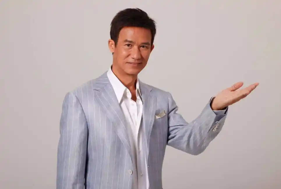 李子雄跑了几年龙套后,一次偶然机会被徐克发掘并签约