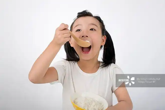 大口吃饭的小女孩_创意图片