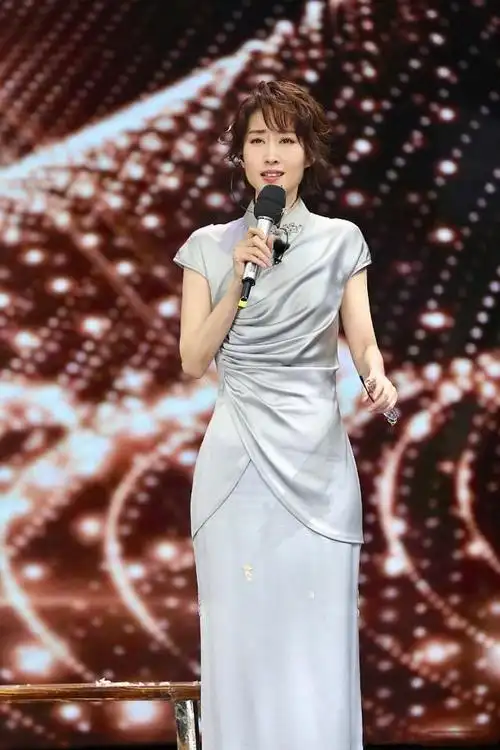 《声临其境》刘敏涛穿银缎旗袍亮相,优雅又大气,越来越少女了!