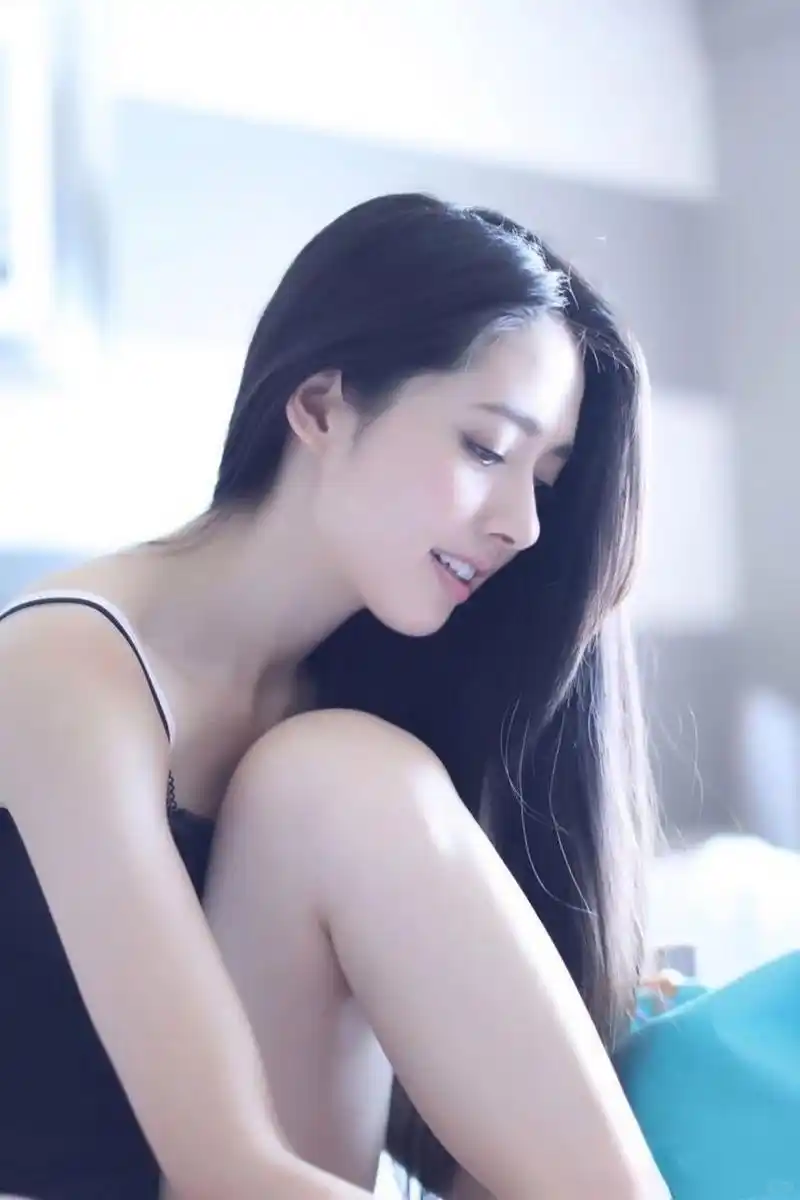 郭碧婷:长发飘逸,校花范儿十足  我发现郭碧婷的一头乌黑,长直且飘逸