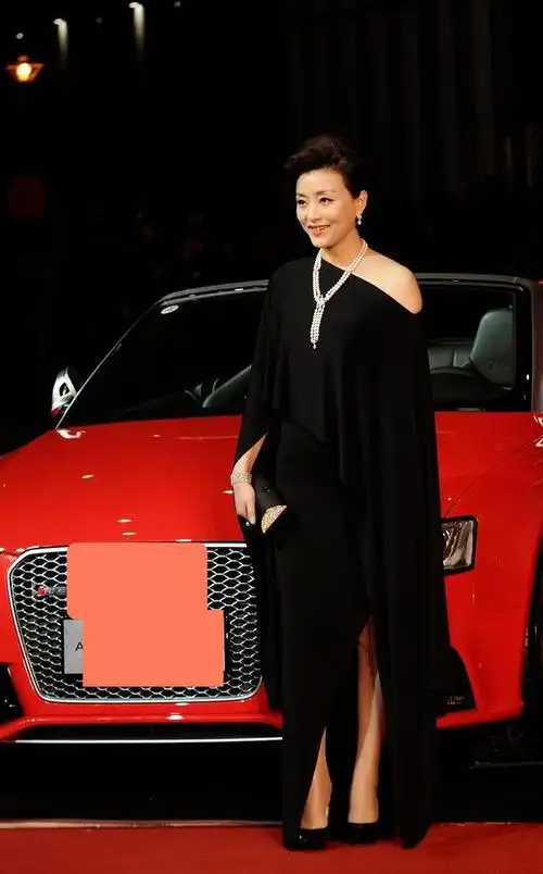 杨澜腹有诗书气自华一袭黑色斜肩连衣裙高级洋气气质端庄