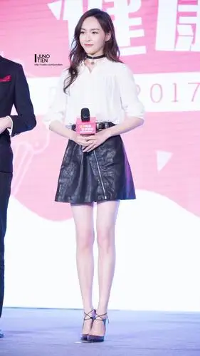 唐嫣出席某活动,经典黑白配显典雅,短裙秀白嫩长腿