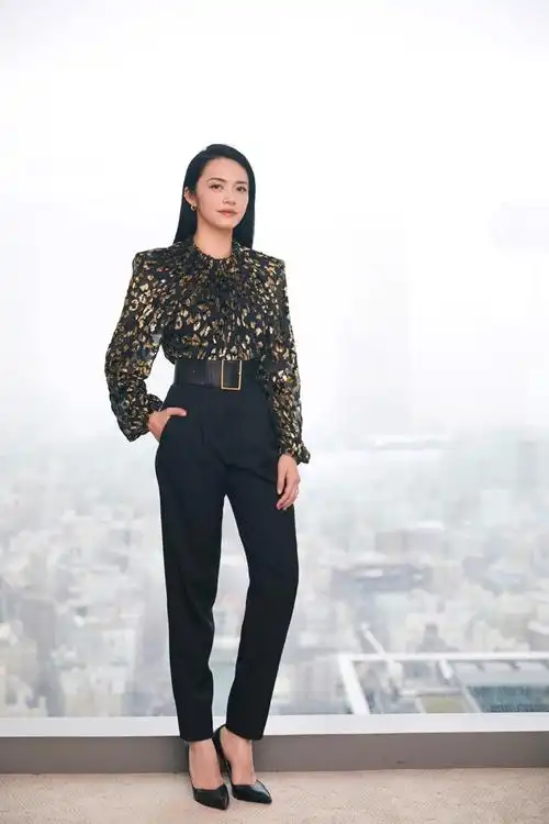 姚晨职场风穿搭真有范儿,白西装时髦干练又不失洒脱,气场强大