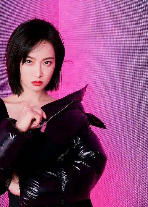 宋茜也太瘦了吧过膝长靴撑不满一身黑色冷艳犀利未来感十足