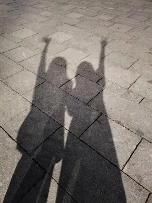 志趣相投的姐妹,就是连玩影子都可以玩得很欢乐