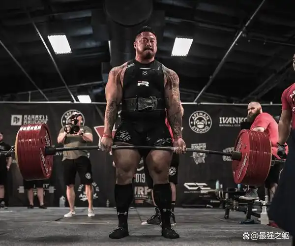第一个无装备力量举三项成绩达到1000公斤的纯华裔选手-安迪黄