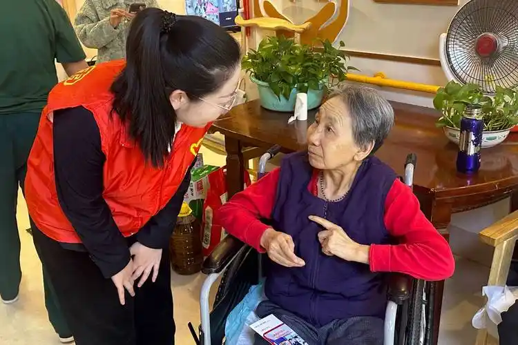 工行西宁城西支行团总支慰问孤寡老人弘扬雷锋精神