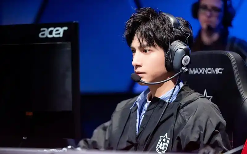 罗云熙2018lol全明星赛罗云熙采访大型电竞少年圆梦时刻