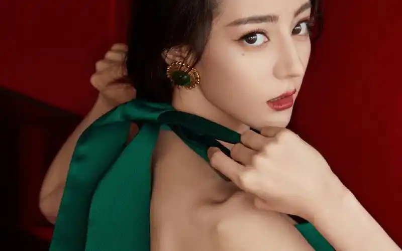【迪丽热巴】因为出圈造型太多而经常被遗忘的墨绿长裙,大美人穿绿色