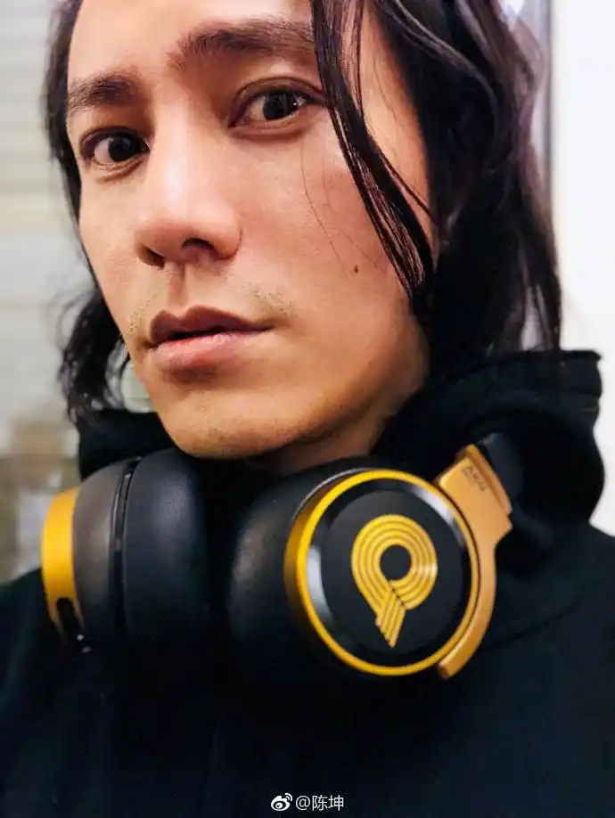 组图:心灵导师陈坤煲鸡汤 五官立体眼神深邃男子魅力爆表