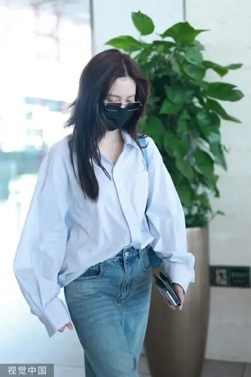 衬衫#@cecilia宋妍霏20240517北京首都机场生图,淡蓝色衬衫搭配牛仔裤