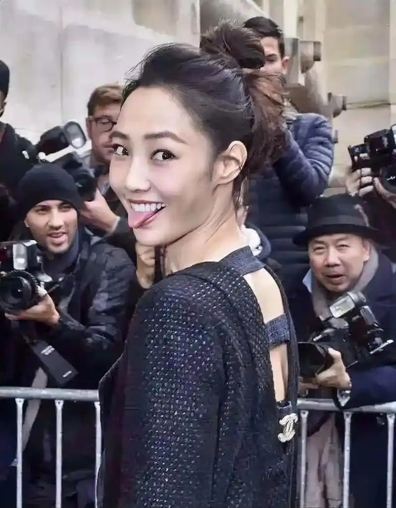 林志玲居然也这么喜欢吐舌头,为什么女明星们都爱伸舌头,难道她们认为