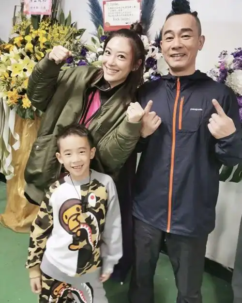 陈小春儿子jasper介绍学校,大秀流利普通话,曾被妈妈逼着学中文_腾讯