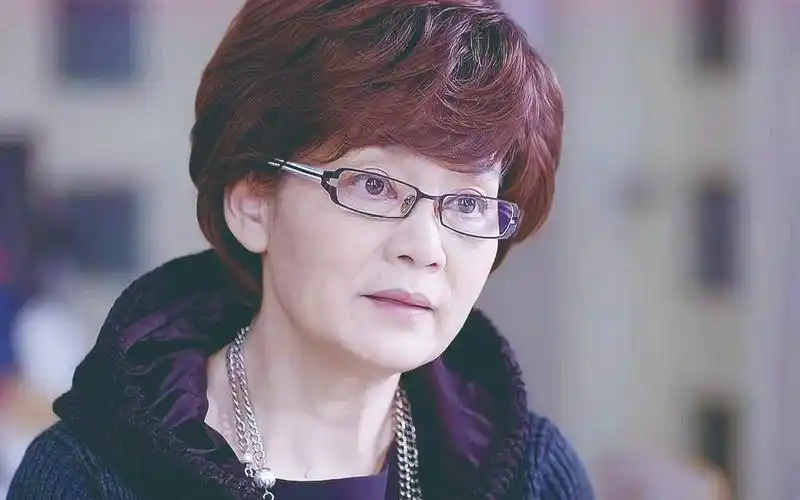 "恶婆婆"潘虹:24岁成名,66岁皈依佛门,她到底经历了什么?