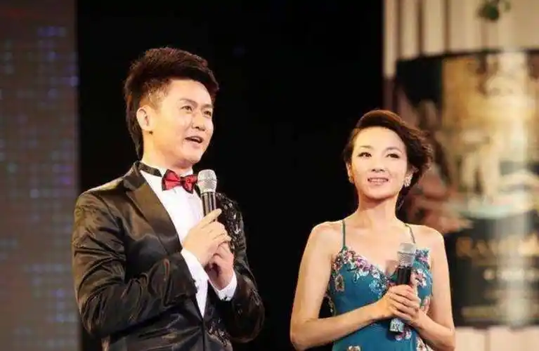 原创知名的电视主持人管彤外出游玩照片曝光低调丈夫现身