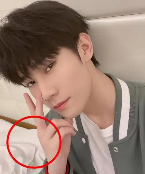 张真源半夜下班,回卧室拍照报平安,枕头褶皱让粉丝觉得暖心