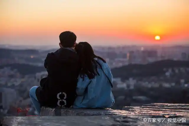 夕阳无限好!游客千佛山上观蛋黄落日美景,恋人相依偎实力虐狗