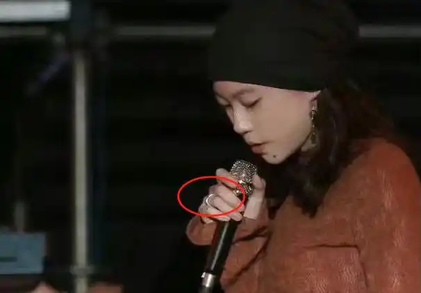 曝窦靖童和女友在国外结婚,粉丝大曝细节,当事人回应引热议