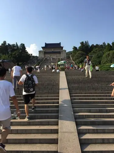 南京中山陵一共392个台阶,8个平台