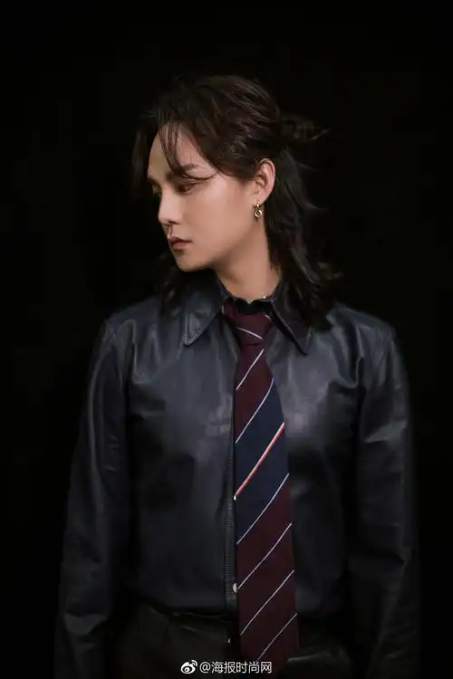 今日,@尹正 以长发造型出席某品牌活动