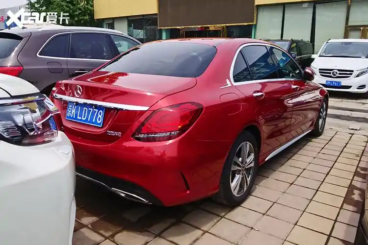 另外,这辆奔驰c级的红色车漆非常漂亮,适合小女生来开,而且全部都是原