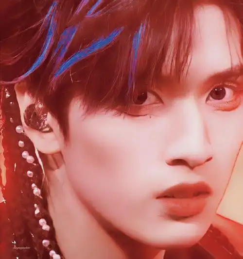 严浩翔 时代少年团第一rap担##严浩翔挑染蓝发造型