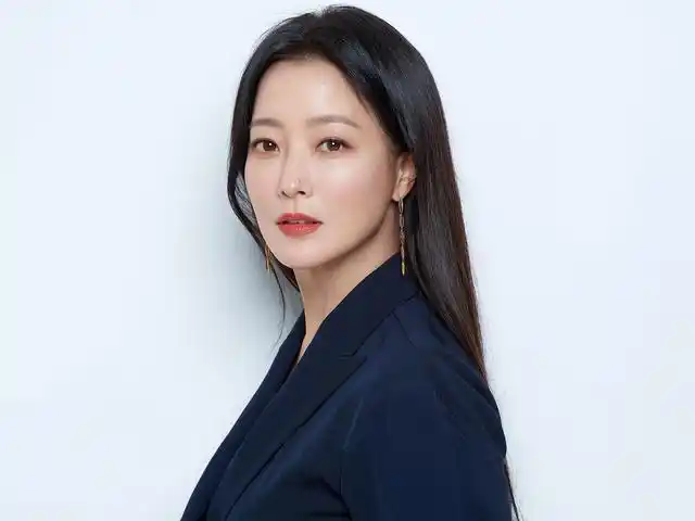 金喜善近照曝光,冻龄美貌引发网友热议:不愧是韩国初代女神!